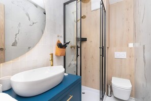 Douche, sèche-cheveux, serviettes fournies