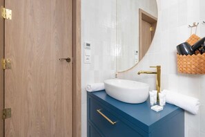 Dusj, hårføner og håndklær