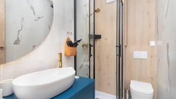 Shower, hair dryer, towels