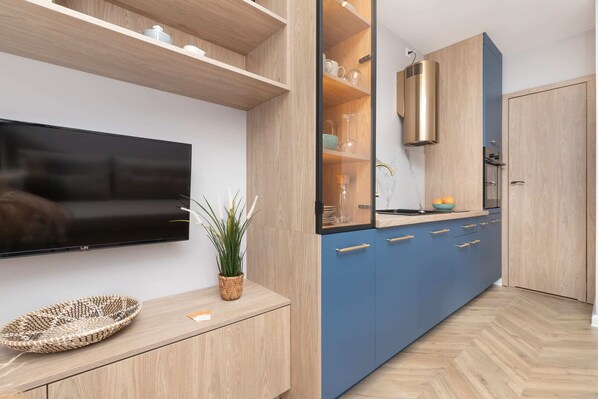 Fridge, oven, stovetop, dishwasher