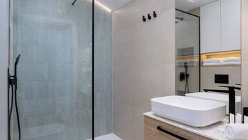 Shower, hair dryer, towels, shampoo