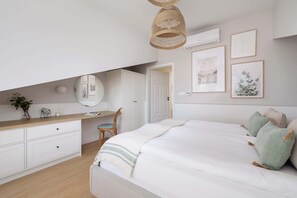 1 chambre, bureau, fer et planche à repasser, lit parapluie