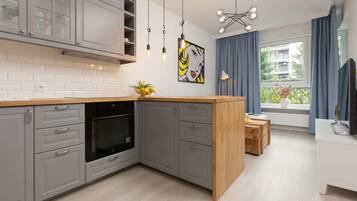 Fridge, oven, stovetop, dishwasher