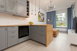 Fridge, oven, stovetop, dishwasher