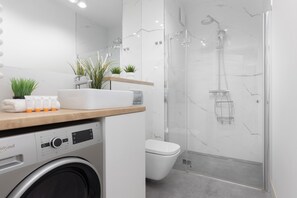 Een douche, een haardroger, handdoeken, shampoo