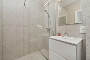 Douche, sèche-cheveux, serviettes fournies, shampoing
