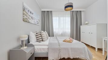 2 habitaciones, escritorio y tabla de planchar con plancha