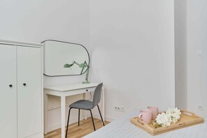 2 chambres, bureau, fer et planche Ă repasser, lit parapluie