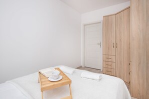 1 habitación, tabla de planchar con plancha, wifi y ropa de cama 