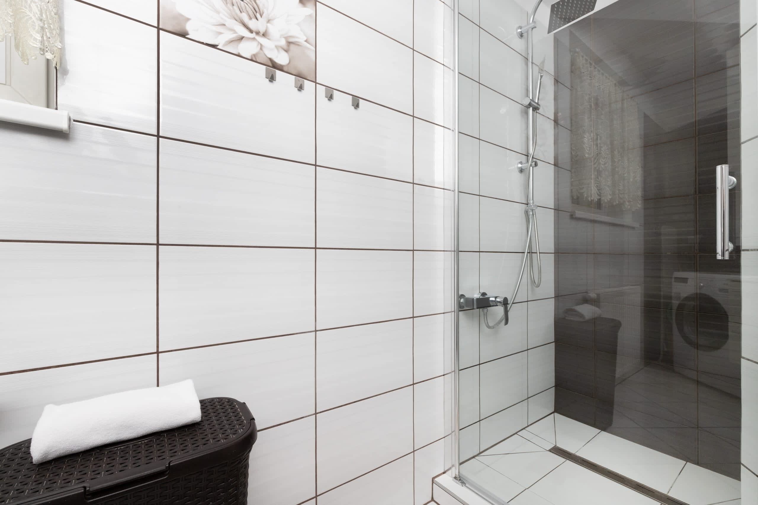 Shower, shampoo
