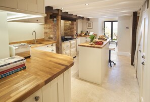 Fridge, microwave, oven, stovetop - 39 Foxtail Cottage (2 Guests) -  a charming cottage in Blockley sleeping 2 guests (Blockley)