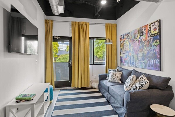 Televisión y oficina 