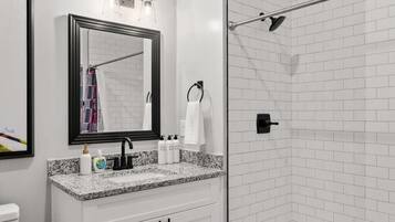 Dusj, hårføner og håndklær