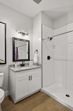 Regadera, secadora de cabello, toallas 