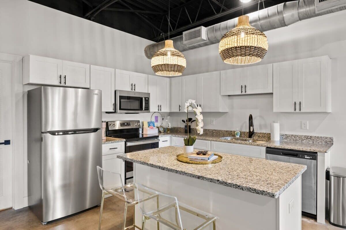 Kjøleskap, mikrobølgeovn, ovn og kokeplater