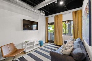 Televisión y oficina 