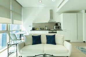 デラックス スタジオ | リビング エリア | 50 インチのスマートテレビ (ケーブル放送視聴可)、Netflix、ストリーミングサービス