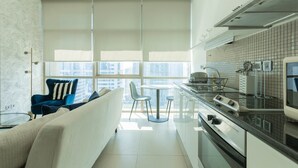 Une cuisine moderne avec un coin repas, de grandes fenêtres et une vue sur la ville.