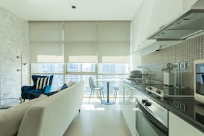 Studio Deluxe | Cuisine privée | Réfrigérateur, four à micro-ondes, un four, lave-vaisselle