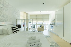 Deluxe Studio | Egyptian cotton sheets, premium bedding, memory-foam beds - Nasma Holiday Homes - Liberty House (Dubai)