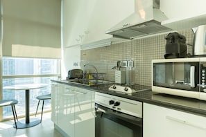 Deluxe Studio | Private kitchen | Fridge, microwave, oven, dishwasher