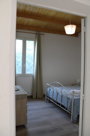 2 室のベッドルーム、アイロン / アイロン台、WiFi、ベッドシーツ