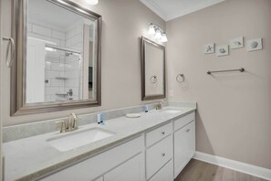 Tina, secadora de cabello, toallas, papel de baño 