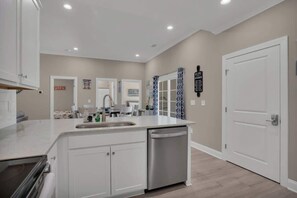 Kühlschrank, Ofen, Herdplatte, Geschirrspüler