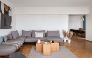 Lägenhet City | Vardagsrum | 50-tums smart-tv med digitalkanaler, Netflix och streamingtjänster