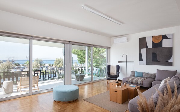 City Apartment | Living area