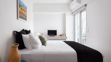 City Apartment | 2 bedrooms, Egyptian cotton sheets, premium bedding, desk