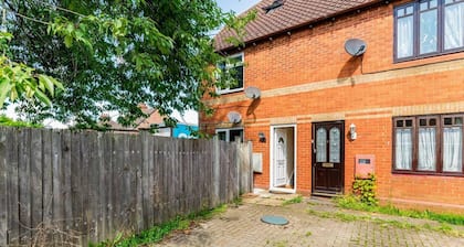 Immaculate 2 - Bedroom House in Milton Keynes