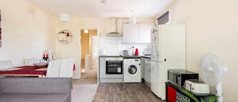 Refrigerador, microondas, horno, placa de cocina