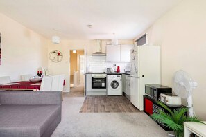 Fridge, microwave, oven, stovetop - Cosy Milton Keynes Retreat With 2 Bedrooms (Milton Keynes)