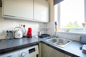 Hus | Eget kök | KylskÄp, mikrovÄgsugn, ugn och spishÀll