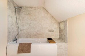 House | Bathroom | Combined shower/tub, deep soaking tub, hair dryer, towels - Cosy Milton Keynes Retreat With 2 Bedrooms (Milton Keynes)