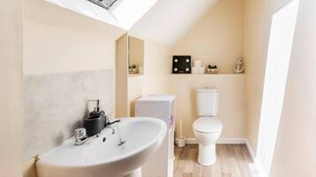 House | Bathroom | Combined shower/bathtub, deep-soaking bathtub, hair dryer, towels