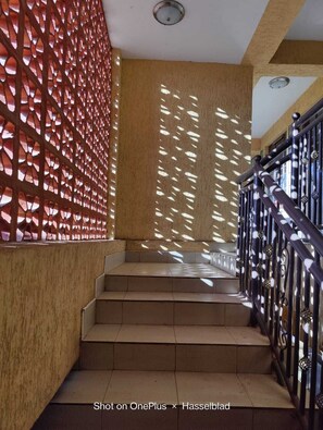 المنشأة من الداخل