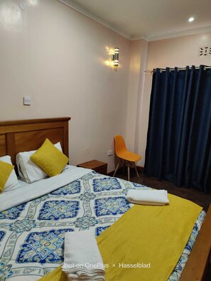 2 عدّة غرف نوم وخزنة داخل الغرفة وواي فاي مجانًا وملاءات أسرّة