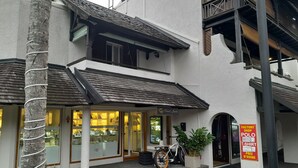 Ein zweistöckiges Gebäude mit einer Schaufensterschreibung: "Factory Shop Polo T-Shirt".