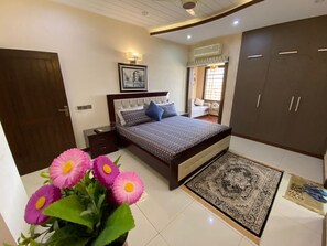 3 habitaciones, tabla de planchar con plancha, wifi y ropa de cama 