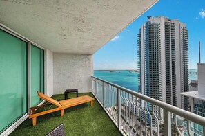 Property grounds - Brickell Bay retreat w/ balcony & year-round pool (Miami)