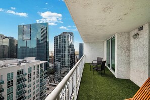 Property grounds - Brickell Bay retreat w/ balcony & year-round pool (Miami)