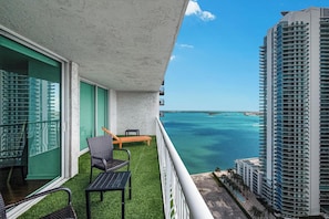 Property grounds - Brickell Bay retreat w/ balcony & year-round pool (Miami)