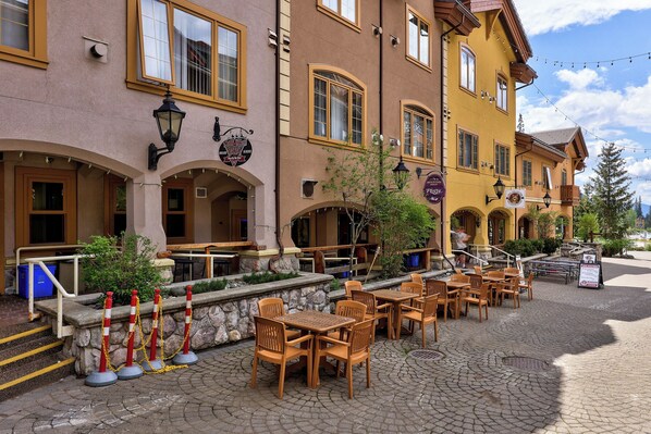 Guests can sit and enjoy the building's entrance from this outdoor seating area.