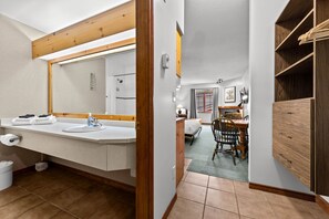 1 bedroom, iron/ironing board, WiFi, bed sheets - Hearthstone Lodge #424 (Sun Peaks)