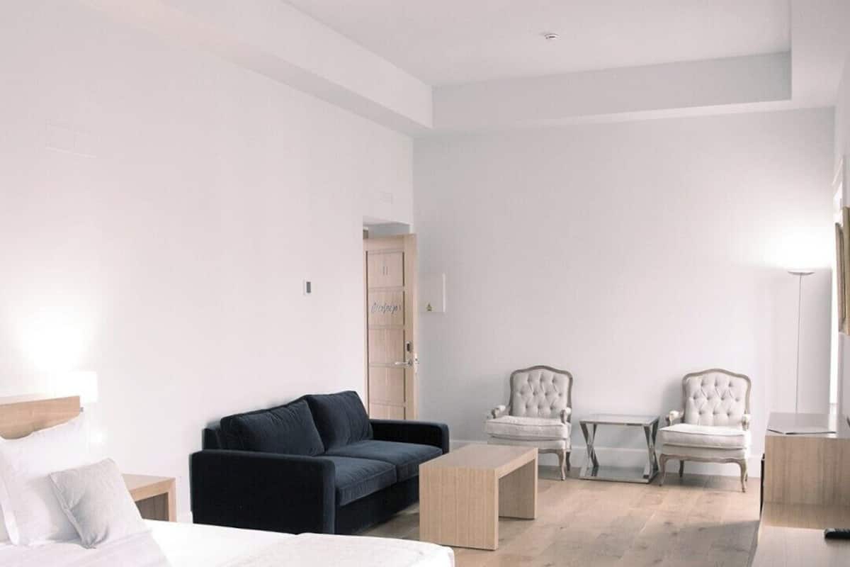 Deluxe-Studiosuite | Minibar, individuell dekoriert, individuell eingerichtet, Schreibtisch