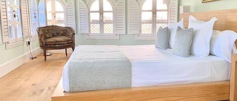 Grand Studio Suite | Minibar, individually decorated, individually furnished, desk