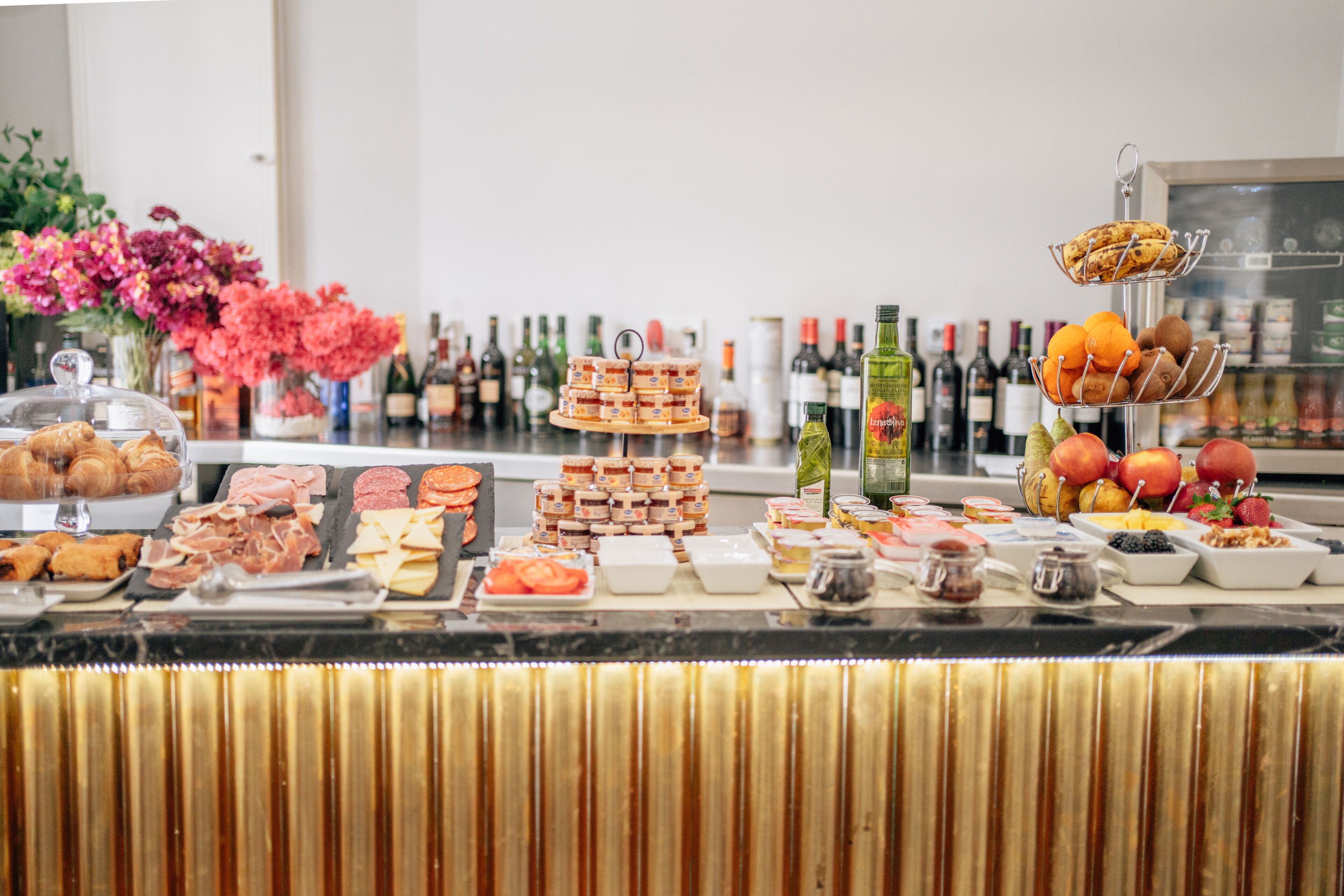 Petit déjeuner continental (12 EUR par personne)