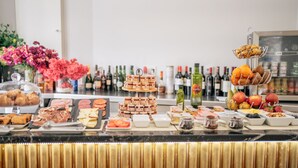 Een buffet met diverse gerechten en dranken.